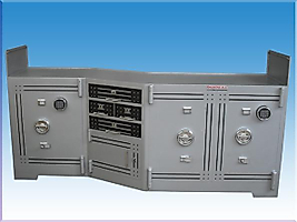 B200K3Ç5D1Z2E BALIKESİR BANKO TİPİ 2 ELEKTRONİK ŞİFRELİ Z ŞEKLİNDE TEKLİ KAPAK YERİ GİRİNTİLİ 6 ANAHTARLI KUYUMCU KASASI CAMYERİ 102 CAM YERSİZ 81*200*50CM 2000KĞ ( 3999€ )