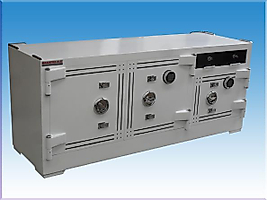 B190METİN ADIYAMAN BANKO TİPİ 2 ELEKTRONİK ŞİFRELİ 6 ÖZEL ANAHTARLI 2 DÖNER GİZLİ GÖZLÜ 4 KÖŞE CAM YERLİ YÜKSEK GÜVENLİKLİ KUYUMCU KASASI 80*190*60CM 1900KĞ ( 2700€ )