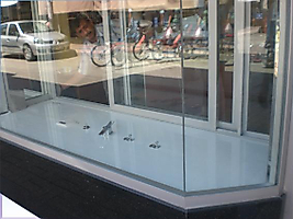 250CM ADANA OSMANİYE TİPİ YÜKSEK GÜVENLİKLİ ELEKTRONİK ŞİFRELİ AŞŞAĞI KATLANIR ASANSÖRLÜ KUYUMCU VİTRİN KASASI 125*250*80CM 1500KĞ ( 11.000€ )
