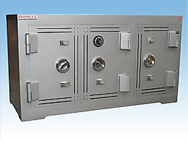 B160XXP DİYARBAKIR BAĞLAR TİPİ 3 KAPAKLI MEKANİK ŞİFRELİ 5 ANAHTARLI 7CM KAPAK BANKO TİPİ KUYUMCU KASASI 85*160*65CM 1600KĞ ( 2400€ )