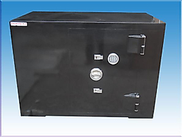 B135BK ADAPAZARI BANKO TİPİ ELEKTRONİK ŞİFRELİ KOMPLE 8MM OKSİJEN KESMEYE VE MATKAP DELMEYE KARŞI YÜKSEK GÜVENLİKLİ KUYUMCU KASASI 85*135*60CM 1350KĞ ( 2.700€ )