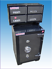 004A04A KAYSERİ İBİS OTEL TİPİ TEK KAPILI BÜYÜK ZARF ATMA YERLİ KUMBARA KASA VE 4 GÖZ ÇİFT ANAHTARLI OTEL RESEPSİYON KASASI ÇİFTİ 105*56*38CM 175KĞ ( 999€ )