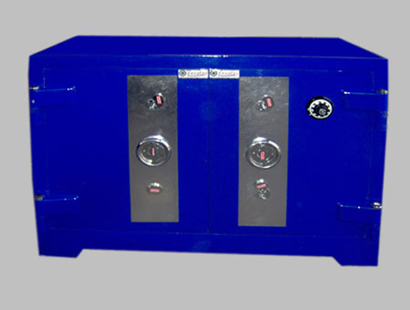 B120BG ZONGULDAK BANKO TİPİ YÜKSEK GÜVENLİKLİ 4 ANAHTARLI 1 MEKANİK ŞİFRELİ İÇİ ÇEKMECELİ KUYUMCU KASASI 100*120*70cm 1300KĞ ( 1800€  )