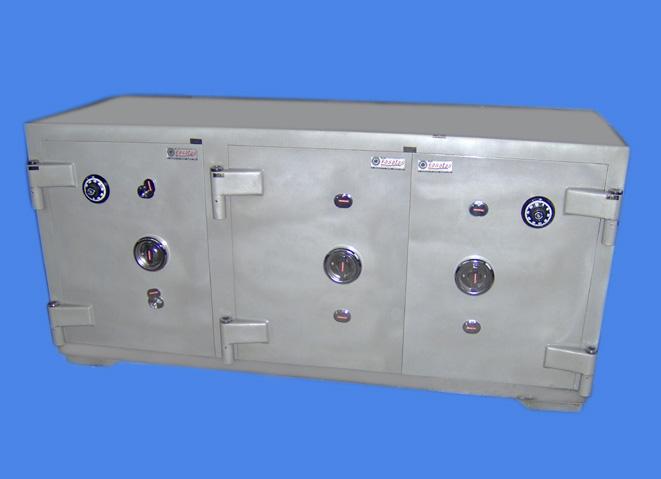 B180K3  KIBRIS BANKO TİPİ KUYUMCU KASASI 85*180*65CM 1800KĞ ( 2700€ )