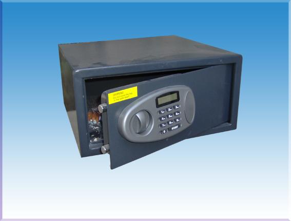 0043VEMUSİEK NUA WELLNESS SPA OTEL ODA TİPİ LCD EKRANLI ELEKTRONİK ŞİFRELİ VE ACİL AÇMA ANAHTARLI LAPTOP BİLGİSAYAR KASASI 20*43*35cm 12Kg ( 99 € )