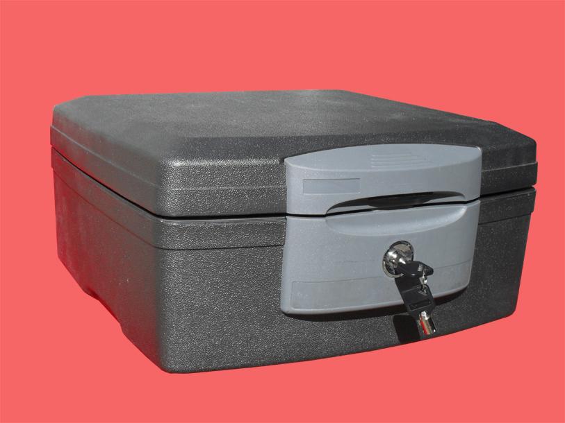2300 TİPİ YANĞINA 1 SAAT DAYANIKLI SUYA DAYANIKLI FİTİLLİ KULPSUZ DİSKET PARA DATA EL KASASI ( DATA ÇANTASI ) İÇ HACMİ 10.3LT 19CM*39CM*37CM 15KĞ ( 645€ )