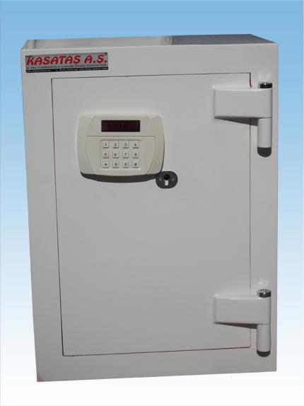 003EB MUĞLA BODRUM SALMAKİS TURİZM OFİS TİPİ BEYAZ LCD EKRANLI TAM DİJİTAL ELEKTRONİK ŞİFRELİ ZIRHLI ÇELİK PARA KASASI 60*44*30CM 78KĞ ( 599€ )