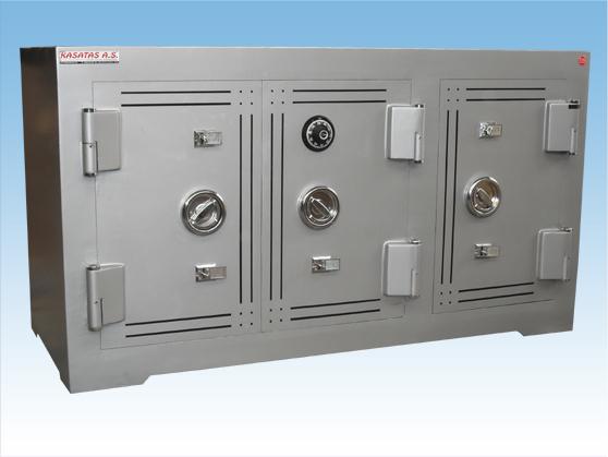 B160XXP DİYARBAKIR BAĞLAR TİPİ 3 KAPAKLI MEKANİK ŞİFRELİ 5 ANAHTARLI 7CM KAPAK BANKO TİPİ KUYUMCU KASASI 85*160*65CM 1600KĞ ( 2400€ )