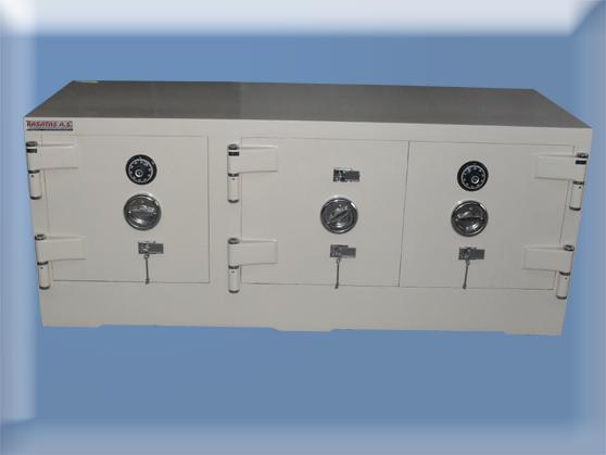 B170K3M2A5X BOLU BANKO TİPİ  KUYUMCU KASASI ( 3 KAPAKLI AMORTİSÖRLÜ GİZLİ GÖZLÜ 2 ADET MEKANİK ŞİFRELİ ) 70*170*65CM 1700KĞ ( 2.700€ )