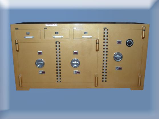 B170K33Ç1M6A KODLU 170 MARDİN BANKO TİPİ 3 KAPAKLI 3 ÇEKMECELİ 6 ANAHTARLI YÜKSEK GÜVENLİKLİ KUYUMCU KASASI 80*170*60CM 1700KĞ ( 2550€ )