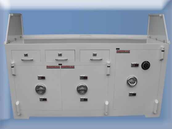 B170K3Ç3M1A6DMV MARDİN BANKO TİPİ 3 KAPAKLI 3 ÇEKMECELİ 6 ANAHTARLI YÜKSEK GÜVENLİKLİ KUYUMCU KASASI 80*170*60CM 1700KĞ ( 2775€ )