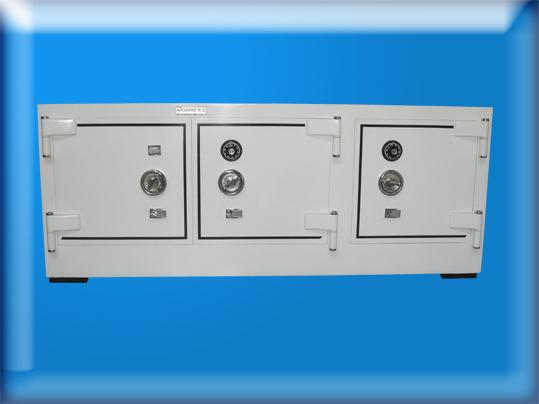 B200M2A4B BANKO TİPİ 2 MEKANİK ŞİFRELİ 4 ÖZEL ANAHTARLI 3 KAPAKLI TABAN GİZLİ GÖZLÜ  KUYUMCU KASASI 81*200*60CM 2000KĞ ( 2999€ )