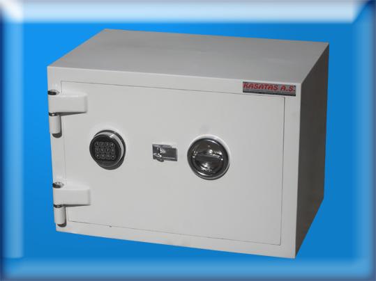 002E1GA İSTANBUL OFİS TİPİ 5KLASÖR KAPASİTELİ 1 SEYYAR RAFLI ELEKTRONİK ŞİFRELİ VE ÖZEL ANAHTARLI ÇELİK PARA KASASI 50*75*45CM 250KĞ ( 799€ )