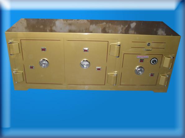 B200K3Ç1M1A6KYMAH KIRŞEHİR TİPİ YÜKSEK GÜVENLİKLİ DOLGULU 1 ANAHTARLI MEKANİK ŞİFRELİ KUYUMCU KASASI 80*200*60CM 2100KĞ ( 2.999€ )