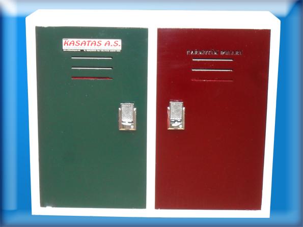 NARKOTİK DOLABI ( BURSA TÜRKİYE JOKEY KULÜBÜ İKİ KAPAKLI SAGLAM KASA ANAHTARLI  ) KAPAKLARI YEŞİL VE KIRMIZI RENK DIŞI BEYAZ BÖLMELERİ KADİFE RENK 50*60*18CM 21KĞ ( 499€ )