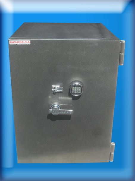 062E  İSTANBUL DİLER YATIRIM BANKASI TİPİ ELEKTRONİK ŞİFRELİ DATA KASASI ( İÇTEN KAPILI DATA SAFE ) DIŞ 105*75*82CM İÇ 65*44*47CM 330KĞ ( 2999€ ) 630 ADET LTO KAPASİTELİ