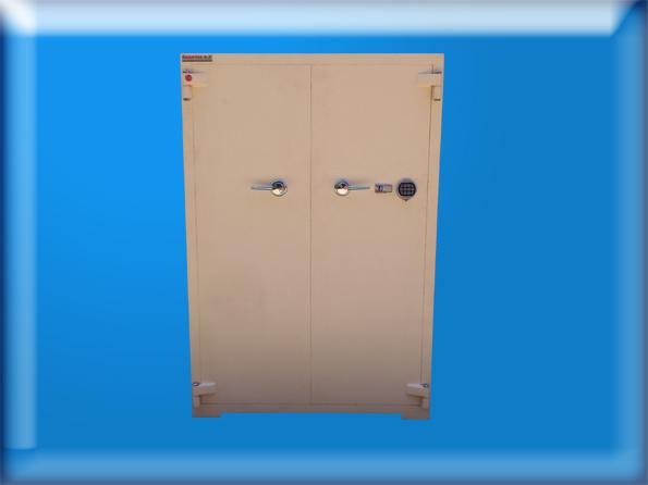 BODRUM TİPİ 10 TÜFEK YERLİ ELEKTRONİK ŞİFRELİ VE ANAHTARLI İÇİNDE PRİZLİ VE İÇİ LED AYDINLATMALI GARDLOP TİPİ TÜFEK VE MÜHİMMAT KASASI 180*120*45CM 300KĞ ( 3999€TL )