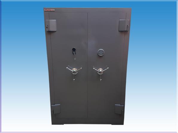 BODRUM TİPİ 10 TÜFEK YERLİ ELEKTRONİK ŞİFRELİ VE ANAHTARLI İÇİNDE PRİZLİ VE İÇİ LED AYDINLATMALI GARDLOP TİPİ TÜFEK VE MÜHİMMAT KASASI 180*120*45CM 300KĞ ( 3999€ )