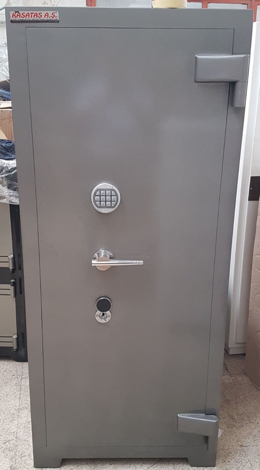 00170A KARAMAN EMNİYET MÜDÜRLÜĞÜ RUHSAT ŞUBE TİPİ KLASÖR SİLAH KASASI ( 8 TÜFEKLİK 100 TABANCA KAPASİTELİ ) DIŞ 170*70*50CM İÇ 144*58*34CM 207Kg ( 1699€ )