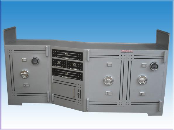 B200K3Ç5D1Z2E BALIKESİR BANKO TİPİ 2 ELEKTRONİK ŞİFRELİ Z ŞEKLİNDE TEKLİ KAPAK YERİ GİRİNTİLİ 6 ANAHTARLI KUYUMCU KASASI CAMYERİ 102 CAM YERSİZ 81*200*50CM 2000KĞ ( 3999€ )
