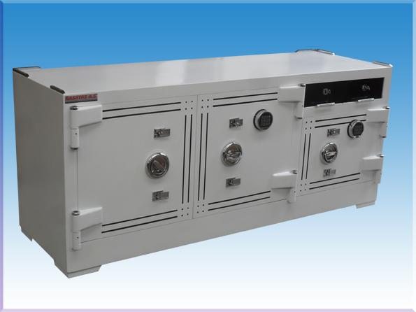 B190METİN ADIYAMAN BANKO TİPİ 2 ELEKTRONİK ŞİFRELİ 6 ÖZEL ANAHTARLI 2 DÖNER GİZLİ GÖZLÜ 4 KÖŞE CAM YERLİ YÜKSEK GÜVENLİKLİ KUYUMCU KASASI 80*190*60CM 1900KĞ ( 2700€ )