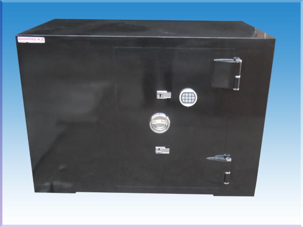 B135BK ADAPAZARI BANKO TİPİ ELEKTRONİK ŞİFRELİ KOMPLE 8MM OKSİJEN KESMEYE VE MATKAP DELMEYE KARŞI YÜKSEK GÜVENLİKLİ KUYUMCU KASASI 85*135*60CM 1350KĞ ( 2.700€ )