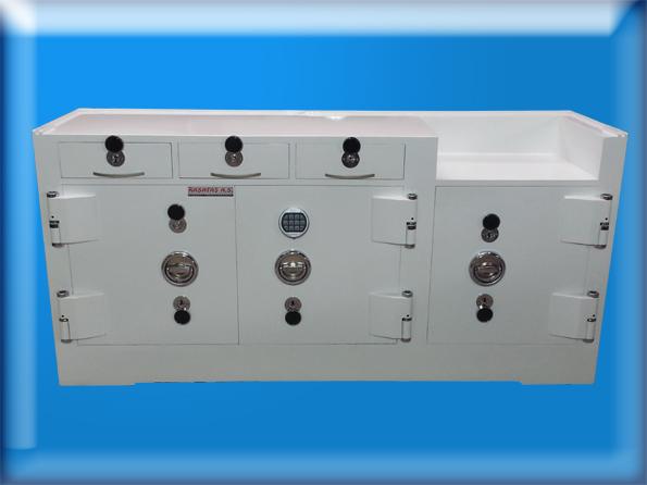 B180A9E1Y ŞANLIURFA MODEL 5 ÖZEL ANAHTARLI PARA SAYMA MAKİNASI KOYMAK İÇİN GİRİNTİLİ YÜKSEK GÜVENLİKLİ BANKO TİPİ KUYUMCU KASASI  80*180*50CM 1800KĞ ( 2700€ )