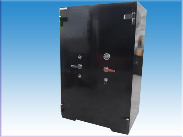 0019GE1A3YSL OFİS TİPİ GARDLOP TİPİ ÇELİK PARA KASASI DIŞ 195*125*80CM İÇ 175*113*55CM 1950KĞ ( 2950€ )