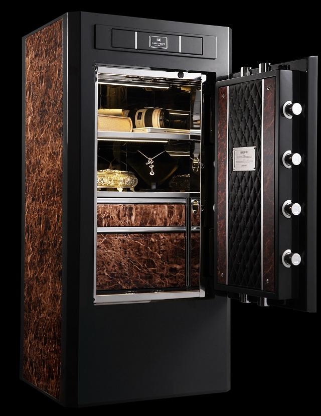 0010HEUER2 LÜKS SERİ OTOMATİK SAAT KURMA KASASI DIş : 1260 x 610 x 560mm İç : 730 x 385 x 425mm AğIrlIk : 500 kg ( 42.000€ )