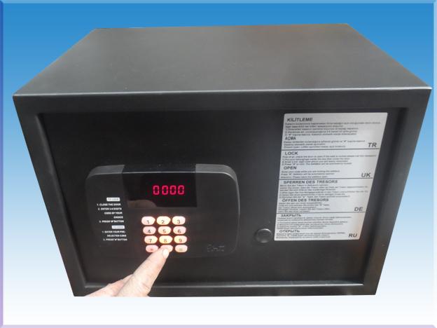 0025MAKFANS 20 MOTORLU SÜRGÜLÜ TAM DİJİTAL TİPİ OTEL ODA LCD EKRANLI ELEKTRONİK ŞİFRELİ EMANET KASASINI DIŞ 25*35*25CM İÇ 24*34*20CM 10KĞ ( 99€ )
