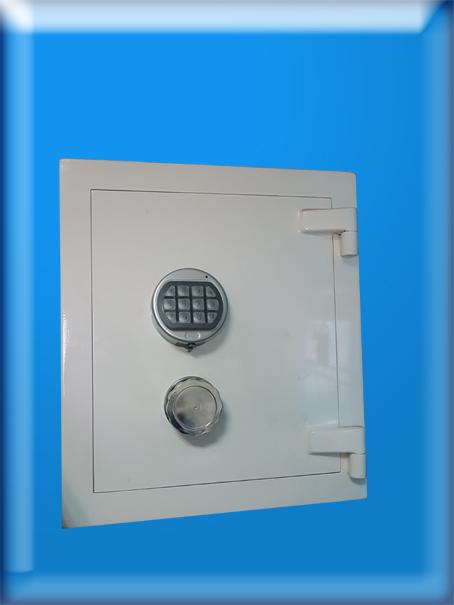 01ED OFİS TİPİ ELEKTRONİK ŞİFRELİ İÇİ YAPIŞTIRMA KIRMIZI KADİFE KAPLAMA İÇ KILIFSIZ 2 RAFLI ÇELİK PARA KASASI 45*40*30CM 50KĞ ( 550€ )