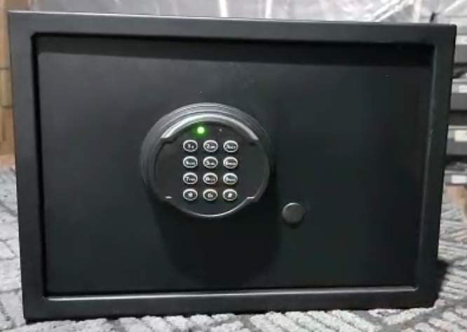 0045MAKFANS 20 MOTORLU SÜRGÜLÜ TAM DİJİTAL LAPTOP TİPİ OTEL ODA ELEKTRONİK ŞİFRELİ EMANET KASASINI DIŞ 20*43*35CM İÇ 19*42*29CM 12.2KĞ ( 49€ )