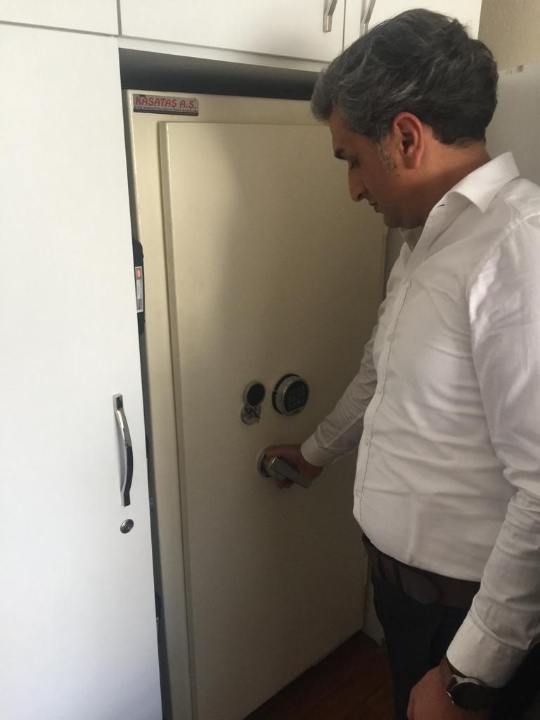 170 TABANCA KAPASİTELİ ADANA ORMAN İŞLETME TİPİ ELEKTRONİK ŞİFRELİ TABANCA KASASI 172*70*67CM 400KĞ ( 1699€ )