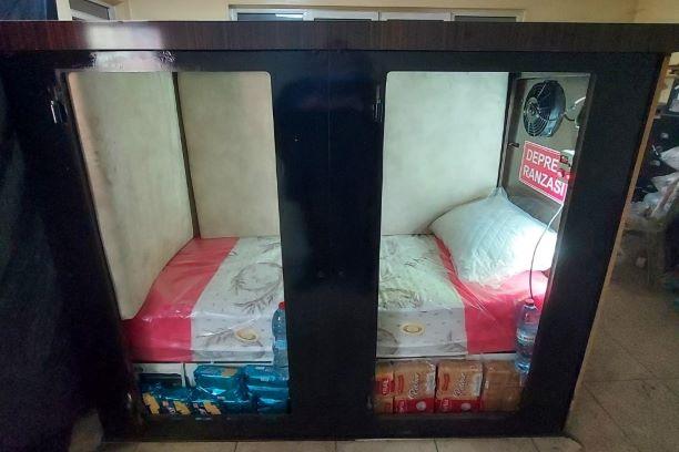 001DEPREM1 ALARMLI,HAVALANDIRMALI,TELEFON ŞARJ ETME YERLİ AKÜLÜ  VE SİRENLİ ÇELİK DEPREM RANZASI 150*190*110CM 500KĞ ( 5.999€ )