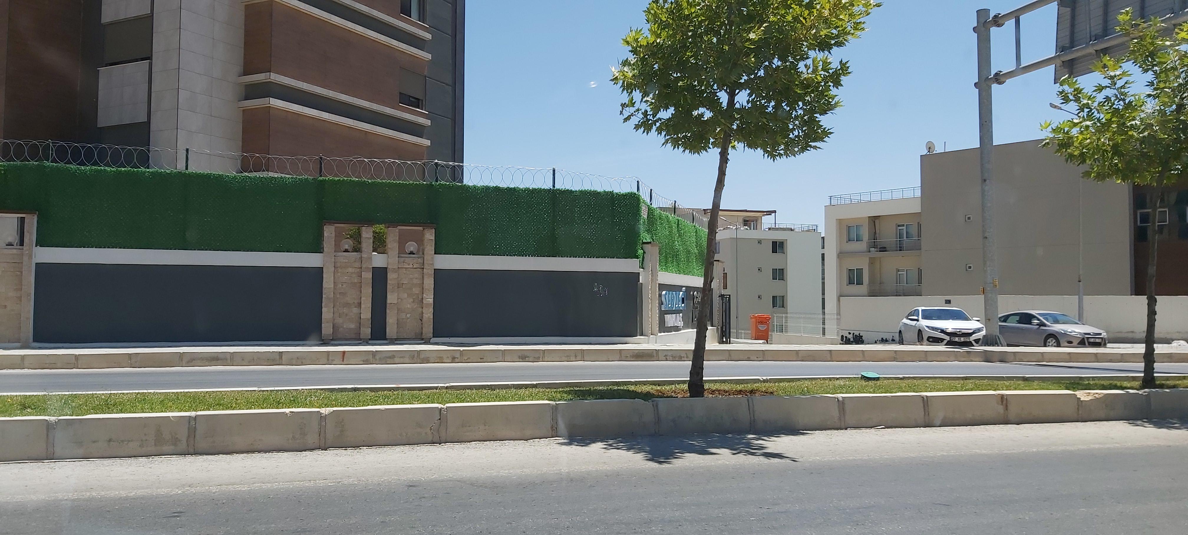 LÜKS NİZAMİYE YEŞİL ÇİTLİ BİNA ÇEVRE DÜZENLEME ÇİTİ VE GİRİŞ KAPISI ( 9999€ )+KDV
