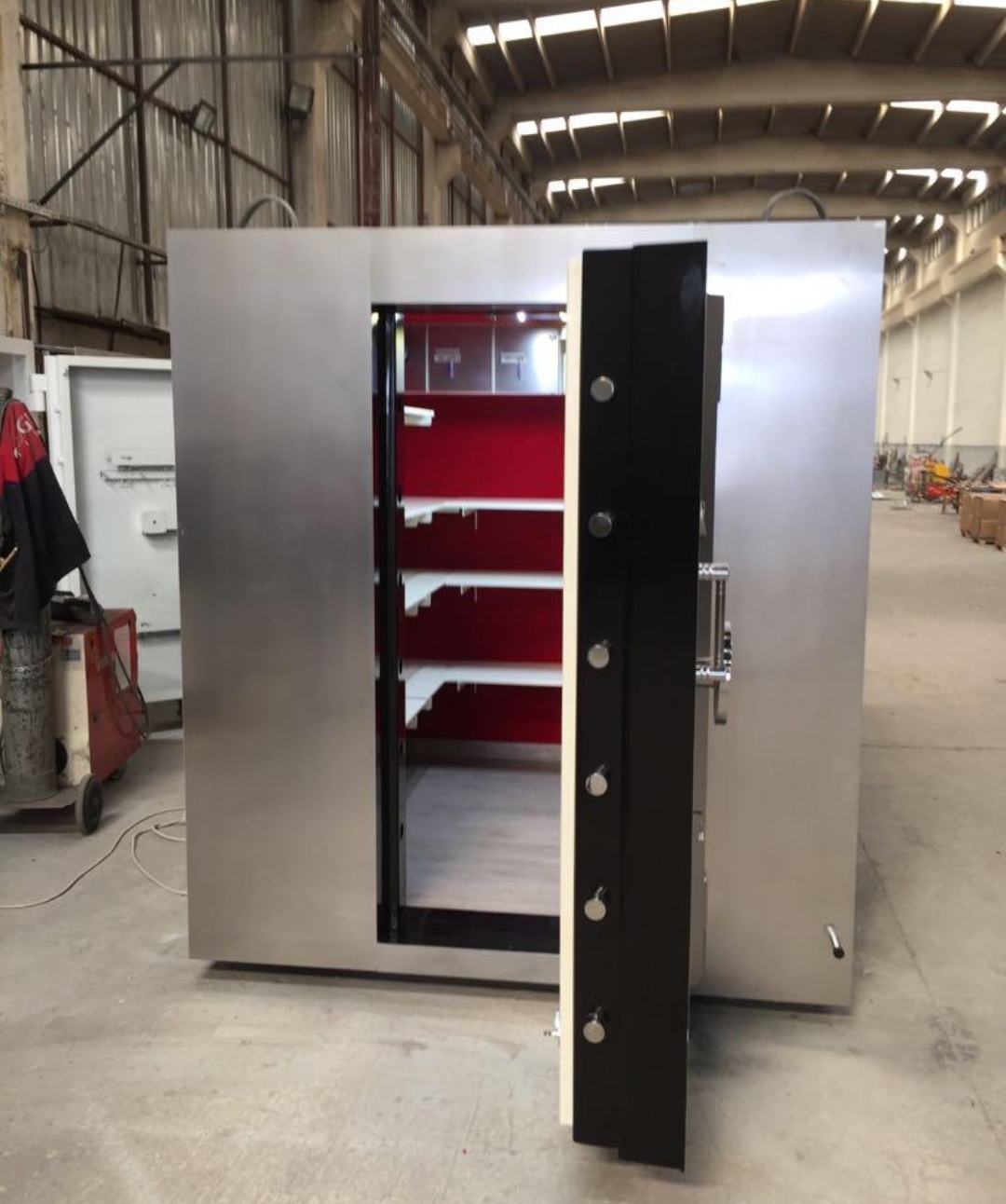 15 mÃ‚Â² (300cm *500 cm ) Yüksekliği h:200  Çelik kasa odasI şifreli giriş, parmak izi girişi, camera sistemli KASA ODASI ( 49000€ )